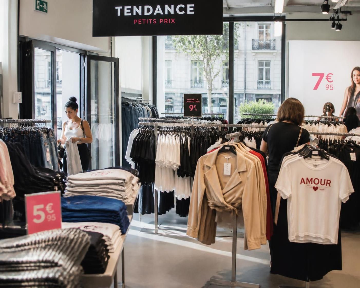 découvrez comment trouver des vêtements de qualité à petits prix ! notre guide vous révèle les meilleurs magasins pas chers pour dénicher des affaires sans compromis sur le style et la durabilité.